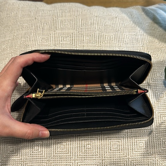 Burberry zip around wallet - Picture 3 of 6